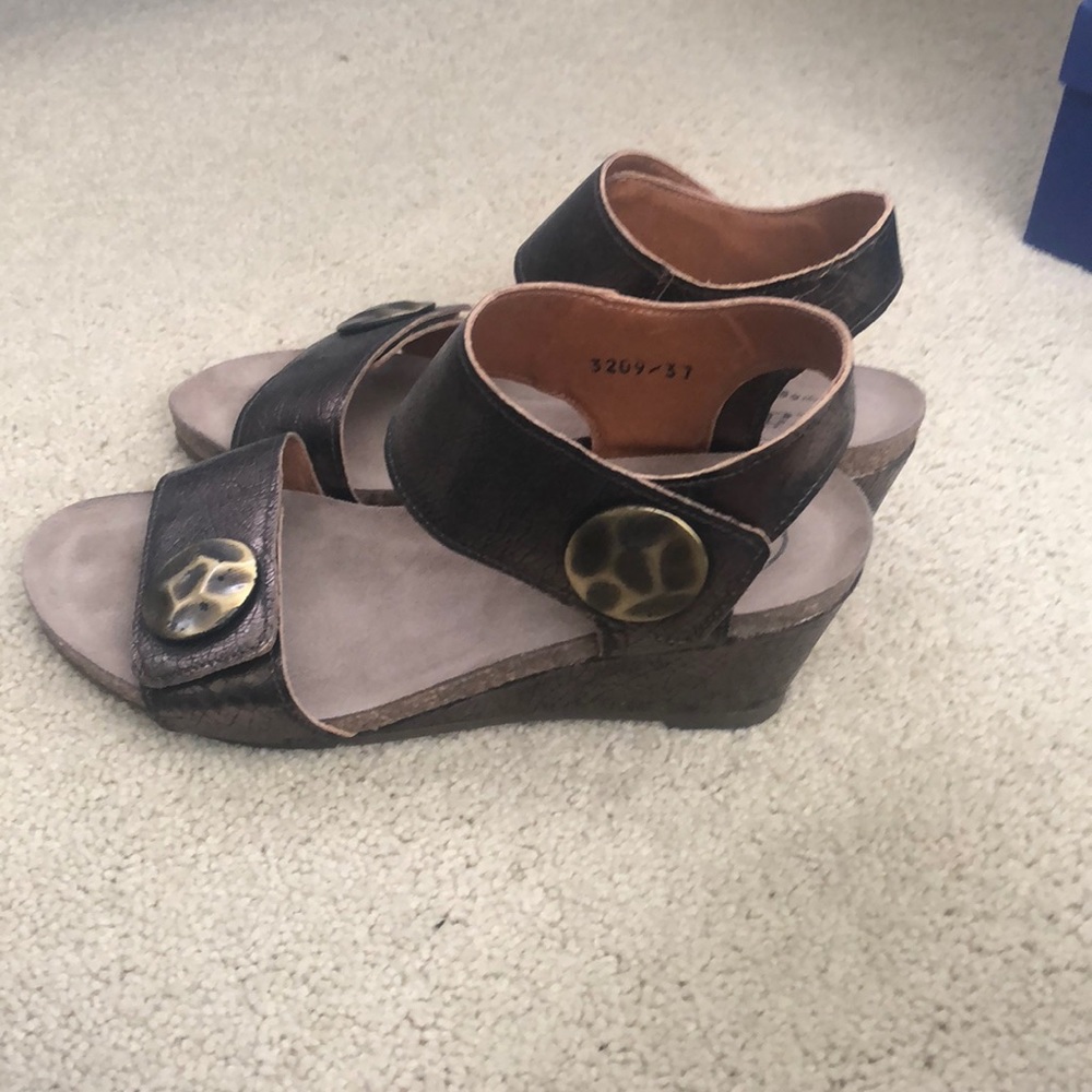 Taos comfortable sandals with small heel